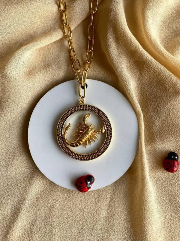 قلاده العقرب