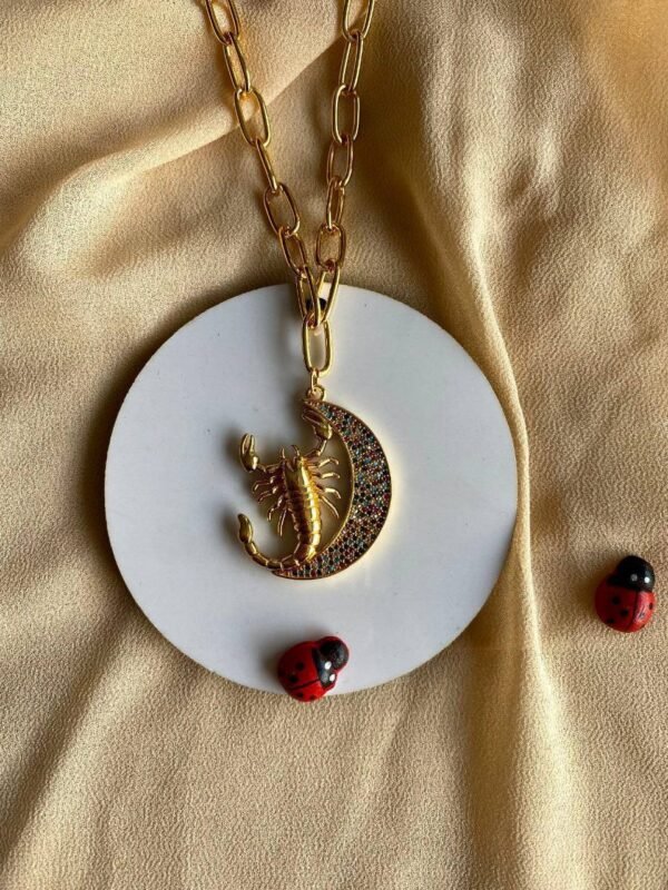 قلاده العقرب