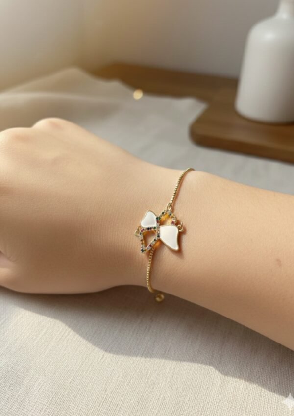 سوار فراشة ابيض